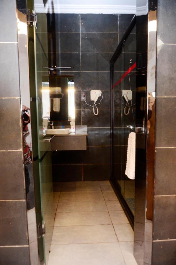 Ivy Hotel Emerald Ikeja Buitenkant foto